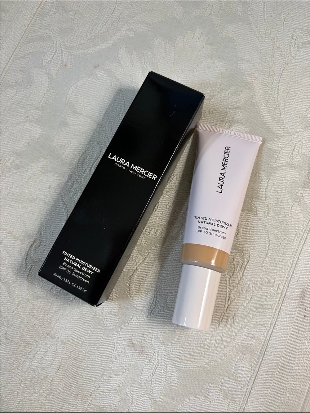 Laura Mercier Tinted Moisturizer Foundation in 2W Citrine BNIB
